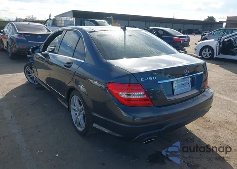 2013 Mercedes-Benz C 250 Sport z USA, uszkodzony, nr VIN WDDGF4HB0DR295280